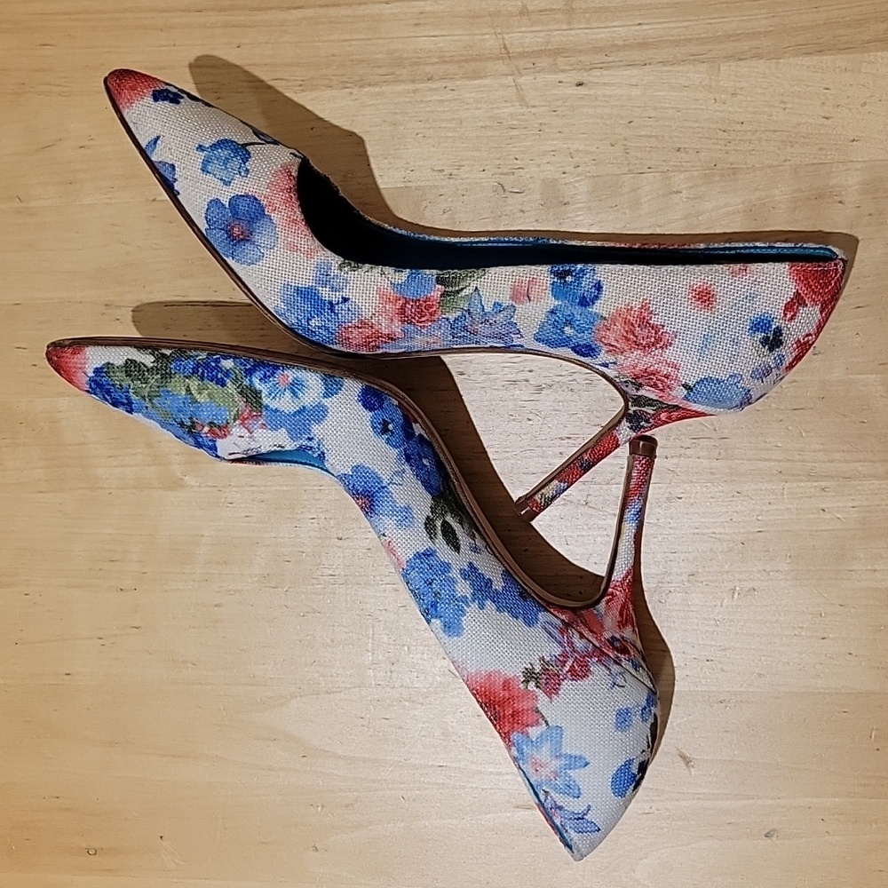 Manolo Blahnik Pointed Toe Floral Canvas Pumps - Picture 7 of 14